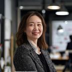 探花视频内容总监林晓雯的职业形象照，笑容亲切，背景为内容创作工作室环境，体现内容运营专业人士的活力与创意气质